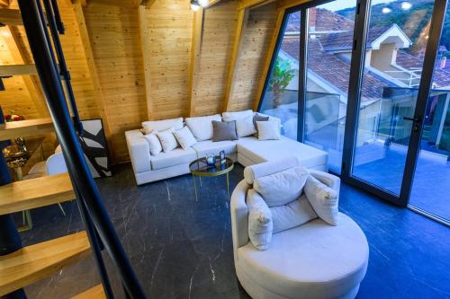 Luxurious cabin for couples with hot tub lake view in Poružnica