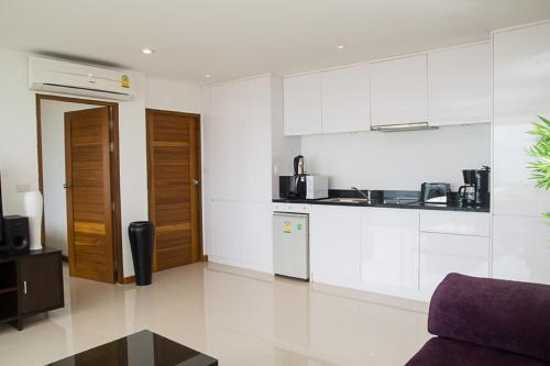 Superior One-Bedroom Apartment image 6