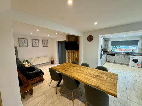 Florina s House 4 Bedrooms Villa in Rugeley