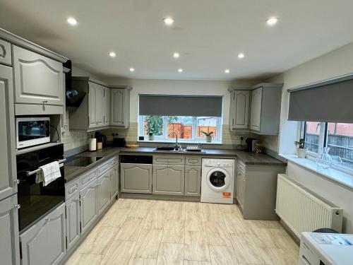 Florina s House 4 Bedrooms Villa in Rugeley