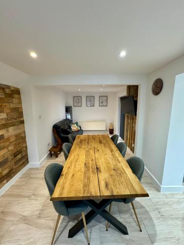 Florina s House 4 Bedrooms Villa in Rugeley
