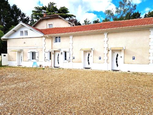 Ieeja, 09 - Joli studio neuf avec vue sur jardin arboré et parking privatif gratuit (09 - Joli studio avec clim, 2 lits, un lit double et un lit simple, logement tout equipe pour 1, 2 o) in Razac Sur L'Isle mazpilsēta