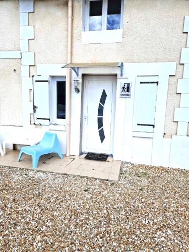 Ieeja, 10 - Joli studio neuf avec vue sur jardin arboré, parking privatif gratuit (10 - Joli studio avec deux lits, un lit double et un lit simple, logement tout equipe pour 1, 2 ou 3) in Razac Sur L'Isle mazpilsēta