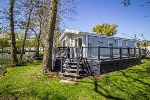 Stunning Lodge Boasting Lake Views At Weely Bridge Holiday Park Ref 69005L gîte à louer Weeley