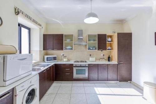 Beautiful 3 bed rm apartment close to sea and best of Sliema 5