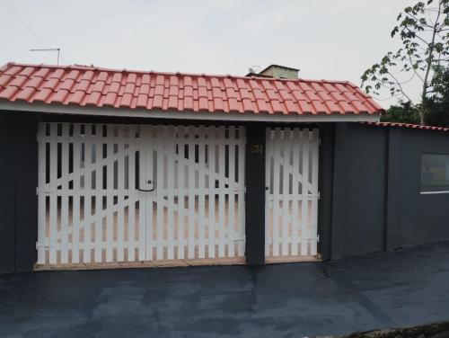 Casa na praia com piscina e churrasqueira