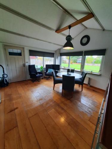  Tinyhouse Dirkshorn Noord-Holland honden welkom omheinde tuin 10 km van strand in Dirkshorn