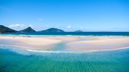 The Beach Shack on Wanda - Waterfront Coastal Chic in Port Stephens