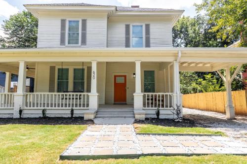 The White Rose Bungalow Near Downtown in Griffin, USA
