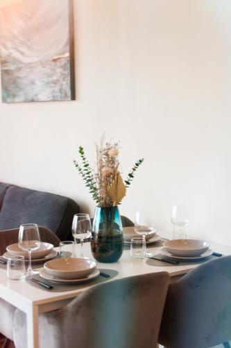 Stylish 11th-Floor Sea View Stay Stylish 11th-Floor Sea View Stay