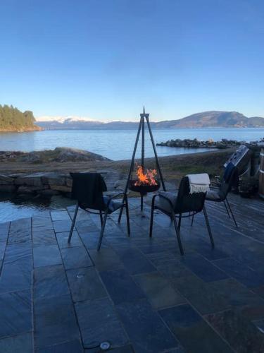 View, Moderne Rorbu helt i sjøkanten in Valevag