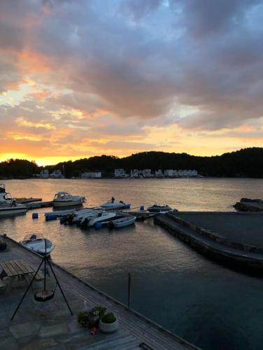 View, Moderne Rorbu helt i sjøkanten in Valevag
