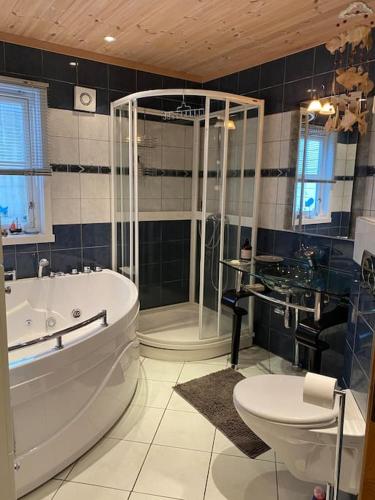 Facilities, Moderne Rorbu helt i sjøkanten in Valevag