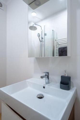 Modern and Calm 2BDRM Apt in City Centre 5