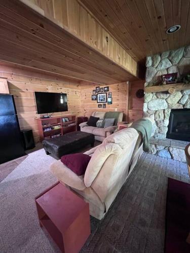 Welcome to Bear's Den Lodge - image 13