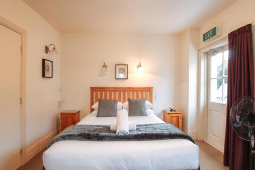 The Grand Hotel & Bar - Akaroa