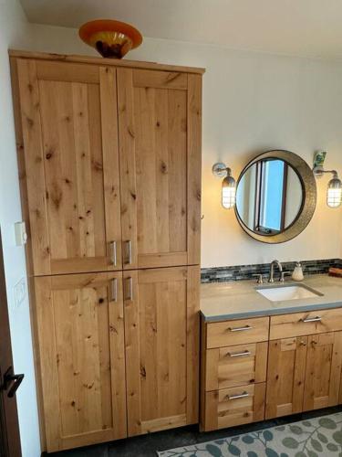 Kupaonica, Mayor's Lake and Ski Suite in Sandpoint (ID)