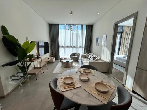 Premium 1BHK Apt In Signature living, JVC! Pool view, Dubai (foto 2)