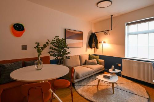 Luxurious 2-Bedroom Flat Close to Angel Stn - image 5