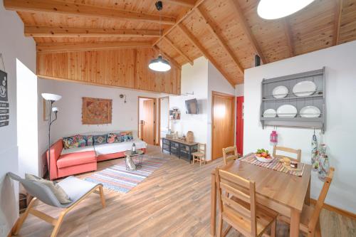 ห้องส่วนกลางสำหรับนั่งเล่น/ดูทีวี, Casa Grão de Café AL (Casa Grao de Cafe AL) in คาลเฮตต้า