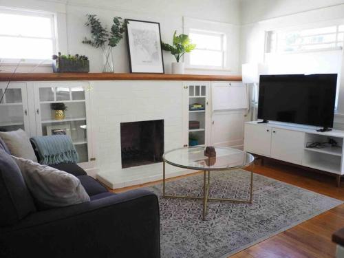Modern Bungalow - Entire Home - Excellent Location in San Diego, USA
