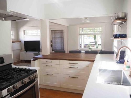 Modern Bungalow - Entire Home - Excellent Location in San Diego, USA