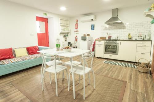 ห้องส่วนกลางสำหรับนั่งเล่น/ดูทีวี, Casa Grão de Café AL (Casa Grao de Cafe AL) in คาลเฮตต้า