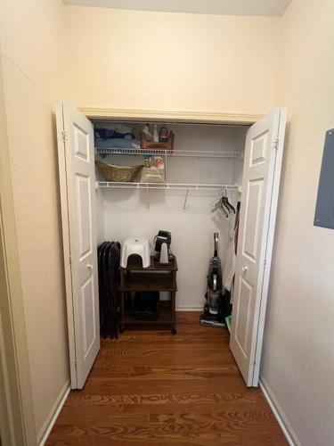 Spacious, Vibrant Downtown Apt Between Ann Arbor and Detroit Spacious, Vibrant Downtown Apt Between Ann Arbor and Detroit