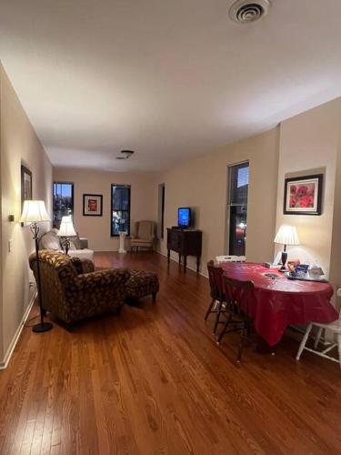 Spacious, Vibrant Downtown Apt Between Ann Arbor and Detroit Spacious, Vibrant Downtown Apt Between Ann Arbor and Detroit