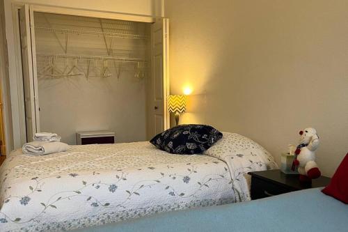 Spacious, Vibrant Downtown Apt Between Ann Arbor and Detroit Spacious, Vibrant Downtown Apt Between Ann Arbor and Detroit