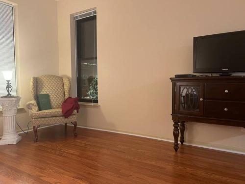 Spacious, Vibrant Downtown Apt Between Ann Arbor and Detroit Spacious, Vibrant Downtown Apt Between Ann Arbor and Detroit