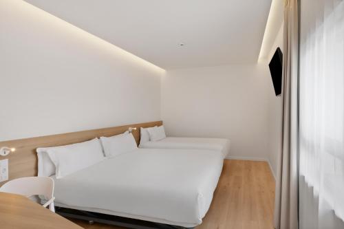1 queen bed, 1 twin bed