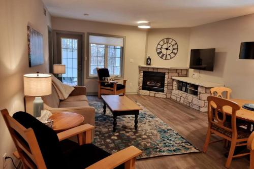 Country Retreat in Horseshoe Valley with 2 bdrs