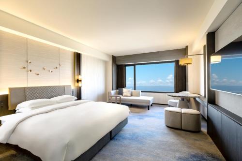Grand Prince Hotel Osaka Bay Room Type - Renovated Deluxe King Room with Sea View - Non-Smoking