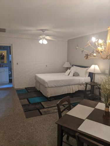 Swanky Savannah Style Side B-Walk to Bonaventure - main image