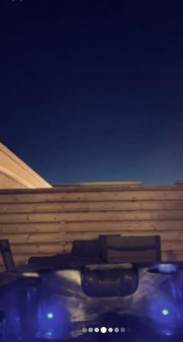 Cosy private home with a hot tub on a private deck, close to Airport in Njardvik