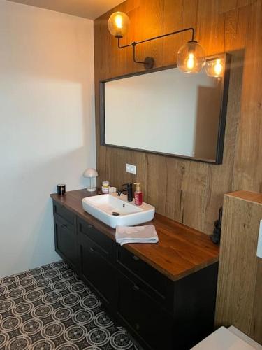 Cosy private home with a hot tub on a private deck, close to Airport in Njardvik