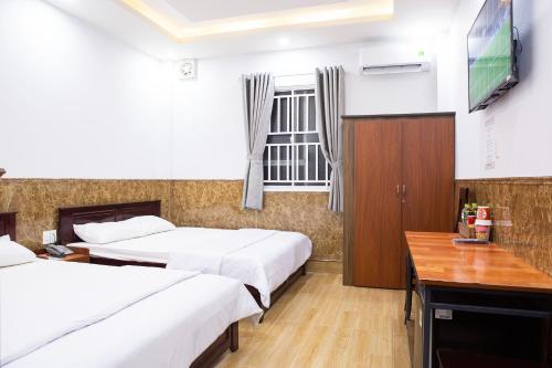 Triple Room with City View image 4