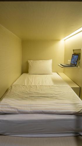 6 twin beds