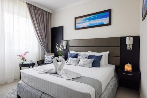 Deluxe Double or Twin Room image 2