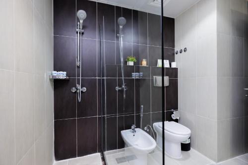 Deluxe Double or Twin Room image 7