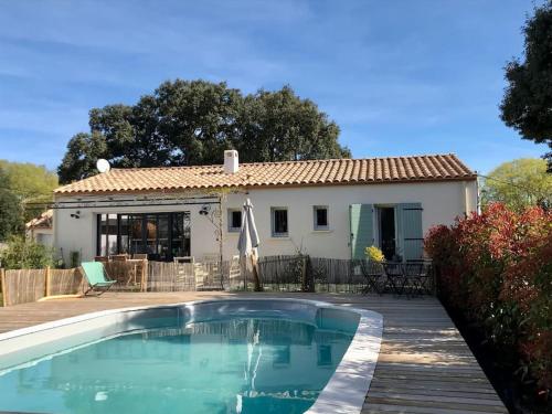 Villa avec piscine proche de Nîmes et Montpellier gîte à louer Orthoux-Sérignac-Quilhan