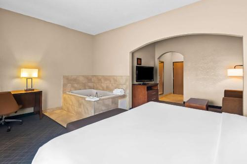 Comfort Suites - Vincennes - image 14