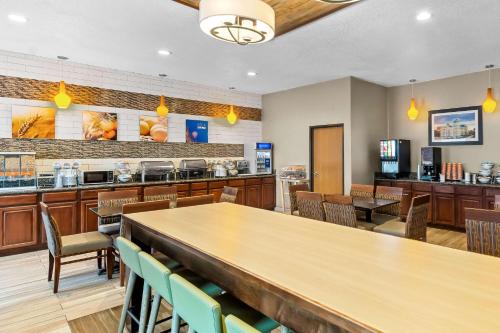 Comfort Suites - Vincennes - image 10