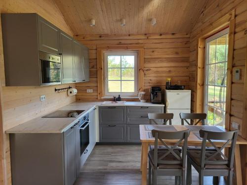 Pine Valley Villa - beautiful nature, jacuzzi, sauna, cozy log house in 因圖爾克