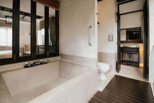 room detail thumbnail 2
