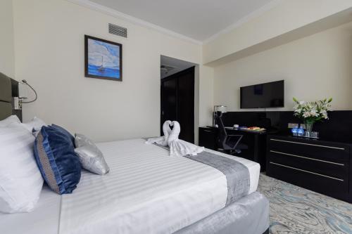 Deluxe Double or Twin Room image 3