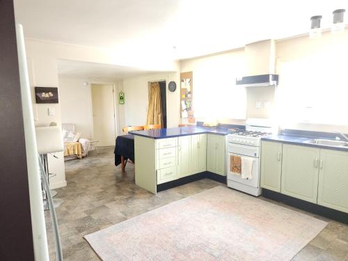 keittiö, Quirky Villa Homestay in Wanganui