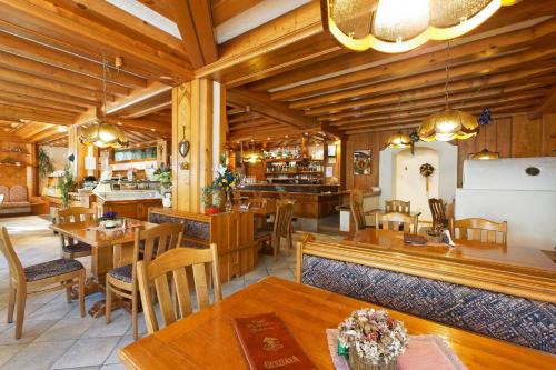 Krogs/atpūtas telpa, Hotel Genziana in Livinallongo