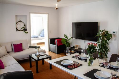 共用Lounge/電視區, RK79 Ferienwohnung mit 4 Zimmer, Garten und Pool nahe Klinikum U-Bahn & S-Bahn zum Messegelande Nurn in 富爾特